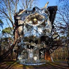 Le Cylop, oeuvre de Jean Tinguely à Milly-la-foret